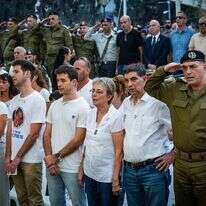 הרמטכ"ל אייל זמיר ומשפחת גולדין בהלוויתו של הדר, בחודש נובמבר | חיים גולדברג, פלאש 90