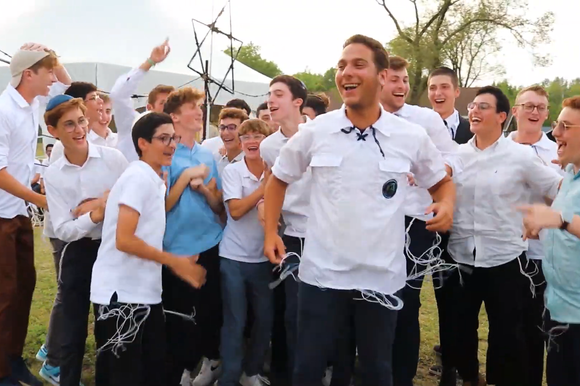 מחנה הקיץ "מושבה" בקנדה | מסך מיוטיוב