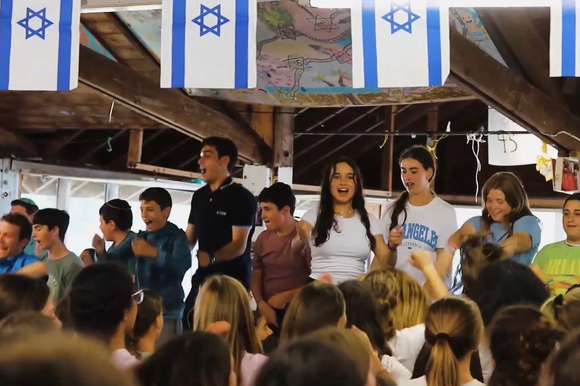 מחנה הקיץ "מושבה" בקנדה | מסך מיוטיוב