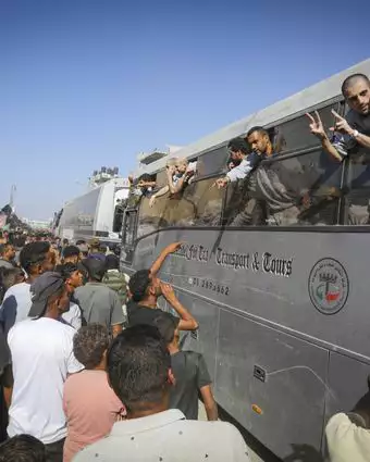 מחבלים משוחררים מגיעים לחאן יונס, באוקטובר | עבד רחים חטיב, פלאש 90