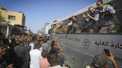 מחבלים משוחררים מגיעים לחאן יונס, באוקטובר | עבד רחים חטיב, פלאש 90 מחבלים משוחררים מגיעים לחאן יונס, באוקטובר | עבד רחים חטיב, פלאש 90