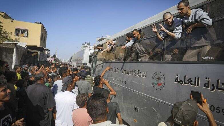 מחבלים משוחררים מגיעים לחאן יונס, באוקטובר | עבד רחים חטיב, פלאש 90