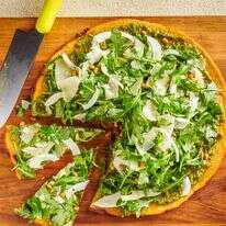 לחם שטוח של סוקה עם סלט ארוגולה ושומר | ריי לופז, עיצוב אוכל מאת קרולין רוב