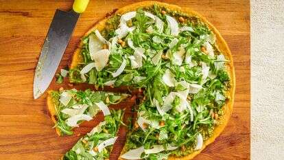 לחם שטוח של סוקה עם סלט ארוגולה ושומר | ריי לופז, עיצוב אוכל מאת קרולין רוב