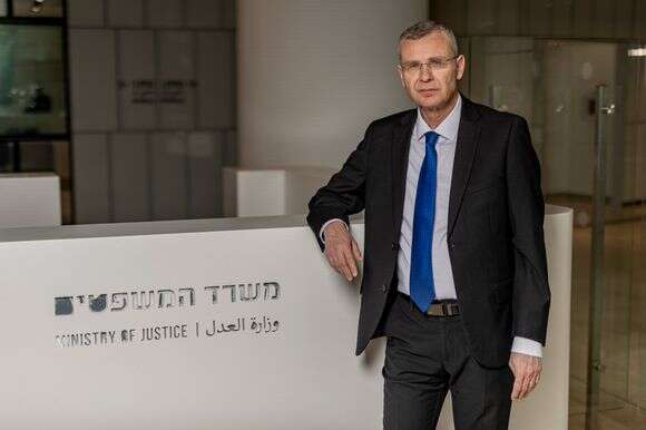 פשרה של כפייה. שר המשפטים יריב לוין | נעמה שטרן