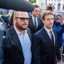 מארק צוקרברג מגיע לבית המשפט העליון של לוס אנג'לס | Kyle Grillot — Bloomberg מארק צוקרברג מגיע לבית המשפט העליון של לוס אנג'לס | Kyle Grillot — Bloomberg