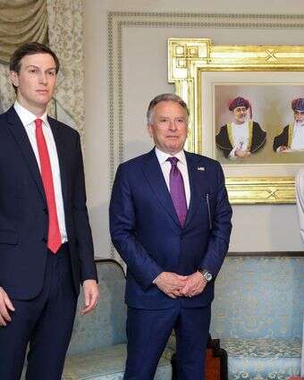 שליחיו של נשיא ארה"ב, ג'ארד קושנר וסטיב ויטקוף, 
השבוע עם שגריר עומאן באו"ם מוחמד אל־חסאן, במסגרת השיחות העקיפות עם איראן | איי.אף.פי