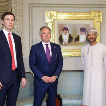 שליחיו של נשיא ארה"ב, ג'ארד קושנר וסטיב ויטקוף,
השבוע עם שגריר עומאן באו"ם מוחמד אל־חסאן, במסגרת השיחות העקיפות עם איראן | איי.אף.פי שליחיו של נשיא ארה"ב, ג'ארד קושנר וסטיב ויטקוף,
השבוע עם שגריר עומאן באו"ם מוחמד אל־חסאן, במסגרת השיחות העקיפות עם איראן | איי.אף.פי