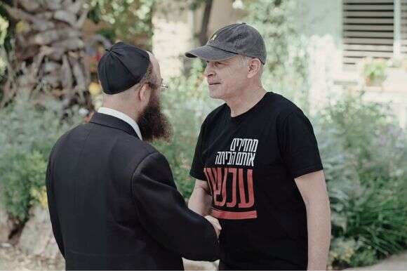 סיפר הכול בפרוטרוט. קית' סיגל והרב גולדווסר, מתוך הסרט | א. שפירא