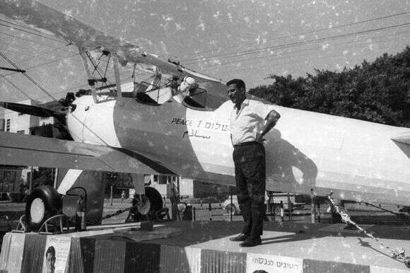 "כישרון עצום לפרסומת". אייבי נתן לצד מטוסו במסע הבחירות לכנסת, 1965 | ארכיון דן הדני האוסף הלאומי לתצלומים ע"ש מש' פריצקר, הספריה הלאומית. צילום: צוות יפפ"א