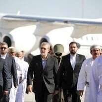 מזכיר המועצה העליונה לביטחון לאומי, עלי לאריג'אני (במרכז), מגיע למוסקט, עומאן, ב-10 בפברואר 2026. פקיד הביטחון הבכיר של איראן נפגש עם שליט עומאן במוסקט ב-10 בפברואר, ימים לאחר סבב שיחות חדש בין גורמים מוושינגטון וטהראן. עלי לאריג'אני, העומד בראש המועצה העליונה לביטחון לאומי, והסולטן היית'ם בן טארק "דנו בהתפתחויות האחרונות במשא ומתן האיראני-אמריקאי", כך מסרה סוכנות הידיעות הרשמית של עומאן | National Security / AFP