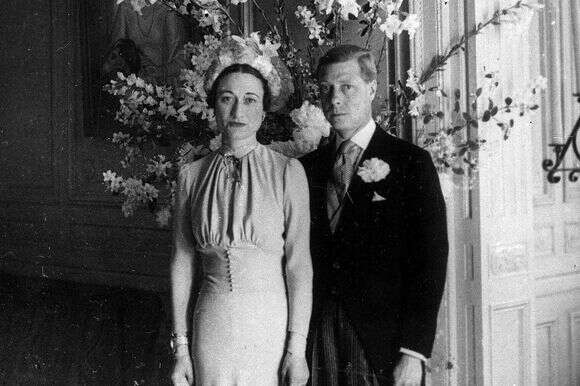 -3 ביוני 1937, הדוכס והדוכסית מווינדזור מצטלמים לאחר חתונתם בטירת קנד ליד טור, צרפת. גירושין טרפו את משפחת המלוכה, ויצרו בעיות לא רק כאשר דמויות בכירות כמו הנסיך צ'ארלס והנסיכה דיאנה סיימו את נישואיהם בצורה מרה ביותר, אלא גם כאשר בני מלוכה התאהבו באנשים שהתגרשו. המלך אדוארד השמיני עורר את אחד המשברים הגדולים ביותר שעמדו בפני המלוכה הבריטית המודרנית כאשר הציע נישואין לוואליס סימפסון זמן קצר לאחר שעלה לכס המלוכה ב-1936 | AP