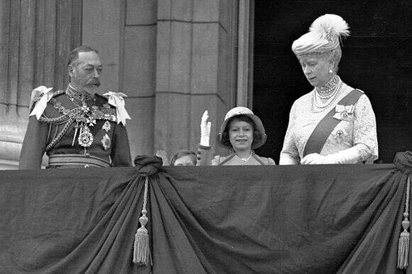 מלכת בריטניה אליזבת השנייה, אז הנסיכה אליזבת, במרכז, מנופפת לשלום כשהיא עומדת על מרפסת ארמון בקינגהאם, לונדון, עם סבה וסבתה, המלך ג'ורג' החמישי והמלכה מרי, בתמונה זו מ-6 במאי 1935. הנסיכה מרגרט נראית בקושי מעבר לקצה המרפסת. מראה המרפסת הוא מרכזם של כמעט כל החגיגות המלכותיות בבריטניה, הזדמנות לציבור להציץ במשפחה שהתאספה לתמונה מפוארת לציון חתונות, הכתרות ויובלות | AP