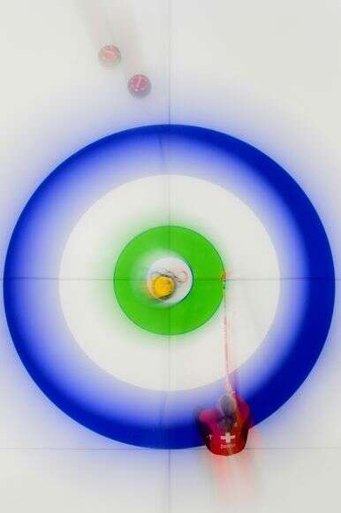 סילבנה טירינזוני משוויhץ מתחרה נגד דנמרק במהלך סבב הקרלינג לנשים באולימפיאדת החורף 2026 | AP