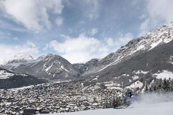 תומאס הולשר מצ'ילה דוהר במסלול במהלך מרוץ סלאלום לגברים בסקי אלפיני באולימפיאדת החורף 2026 | AP