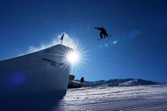 הבריטית מייזי היל מתחרה במוקדמות סלופסטייל סנובורד לנשים באולימפיאדת החורף 2026 | AP