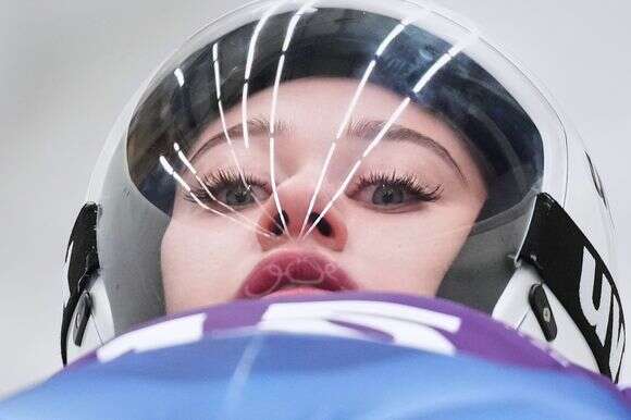 מיכאלה הסובה מצ'כיה צופה כשג'וליה גוסלינג מקנדה כובשת את שערה הרביעי של קבוצתה במהלך משחק בסיבוב המוקדמות של הוקי קרח נשים בין קנדה לצ'כיה באולימפיאדת החורף 2026 | AP