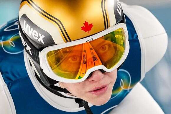 ניקול מאורר מקנדה יורדת במורד הרמפה במהלך קפיצת הסקי האישית שלה במירוץ רגיל לנשים, באולימפיאדת החורף 2026 | AP