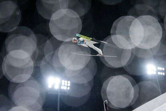 קצ'פר טומאסיאק, מפולני, מרחף באוויר במהלך קפיצת סקי לגברים בגובה רב באולימפיאדת החורף 2026 | AP