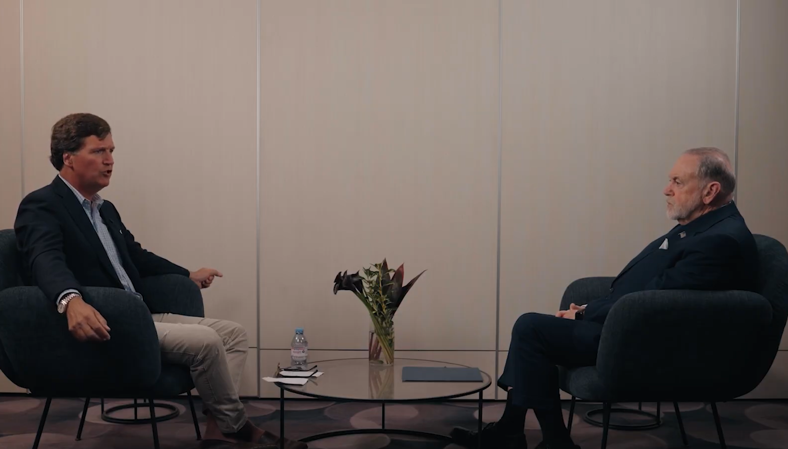 מייק האקבי (ימין) וטאקר קרלסון | מסך מיוטיוב