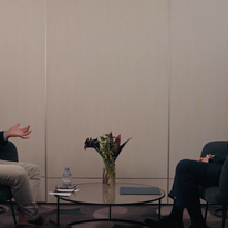 מייק האקבי (ימין) וטאקר קרלסון | מסך מיוטיוב