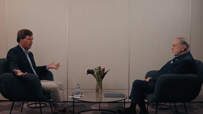 מייק האקבי (ימין) וטאקר קרלסון | מסך מיוטיוב מייק האקבי (ימין) וטאקר קרלסון | מסך מיוטיוב