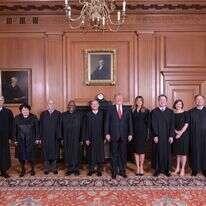 שופטי בית המשפט העליון האמריקני יחד עם מלניה ודונלד טראמפ | AFP