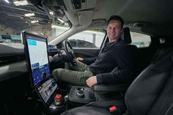 אלכס קנדל, מייסד שותף ומנכ"ל Wayve, מצטלם ברכב אוטונומי | AP