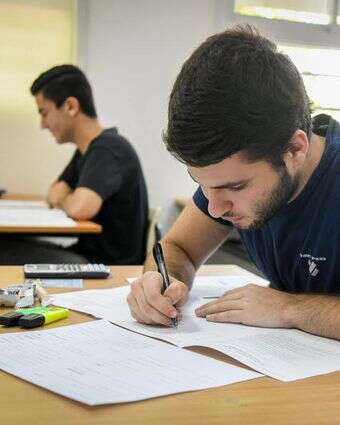 תלמיד תיכון בבגרות במתמטיקה | פלאש 90