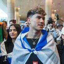 אהבת השם גורדון עם נחיתתו בישראל | חיים גולדברג, פלאש 90 אהבת השם גורדון עם נחיתתו בישראל | חיים גולדברג, פלאש 90