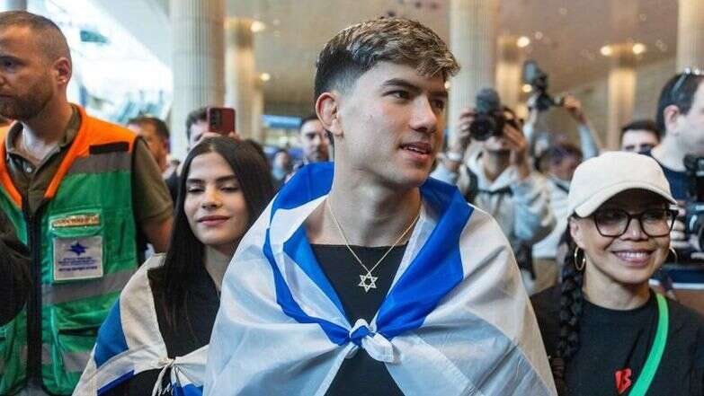 אהבת השם גורדון עם נחיתתו בישראל | חיים גולדברג, פלאש 90 אהבת השם גורדון עם נחיתתו בישראל | חיים גולדברג, פלאש 90