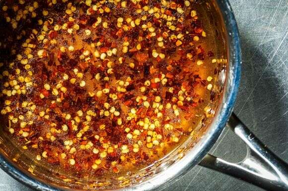 דבש חם, בין אם תוצרת בית או קנוי, ותירס יכולים להיות תוספת נהדרת לפיצה | ריי לופז/הוושינגטון פוסט