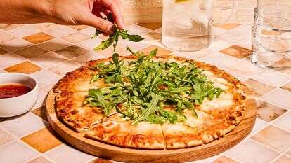 אפילו פיזור של ארוגולה טרייה יכול לשדרג באופן מיידי פיצה קפואה משעממת | לורן בולבין/הוושינגטון פוסט