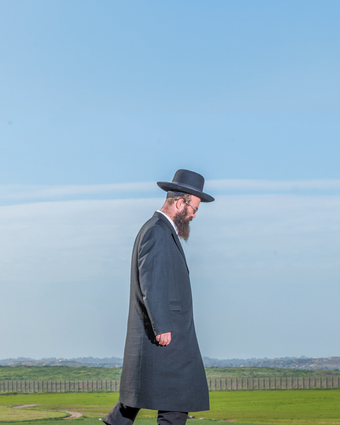 לראות אדם שהיה שם | יוסי אלוני לראות אדם שהיה שם | יוסי אלוני