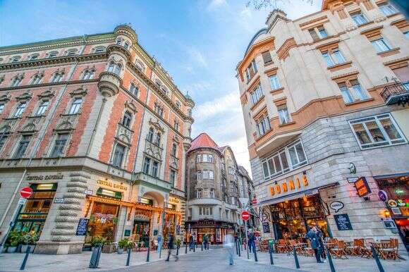 בודפשט, הונגריה רחוב במרכז העיר ההיסטורי ברובע החמישי | שאטרסטוק