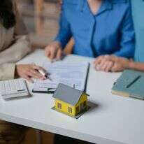 זוג מקבל משכנתא, אילוסטרציה | שאטרסטוק זוג מקבל משכנתא, אילוסטרציה | שאטרסטוק