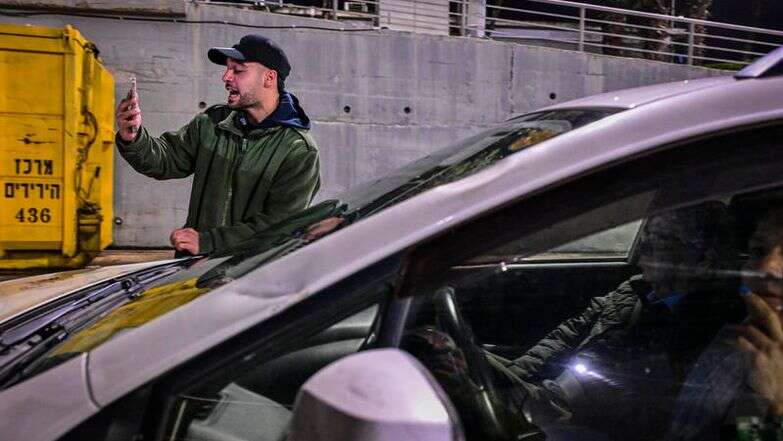 מרדכי דוד חוסם את אהרן ברק | אבשלום ששוני/פלאש 90