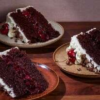 שוקולד, קצפת ודובדבנים: הקלאסיקה הגרמנית שחוזרת לאופנה | ריי לופז / עבור הוושינגטון פוסט שוקולד, קצפת ודובדבנים: הקלאסיקה הגרמנית שחוזרת לאופנה | ריי לופז / עבור הוושינגטון פוסט