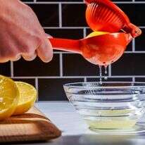 סחיטת מיץ לימון יכולה להאיר מרק או תבשיל | ריי לופז עבור הוושינגטון פוסט סחיטת מיץ לימון יכולה להאיר מרק או תבשיל | ריי לופז עבור הוושינגטון פוסט