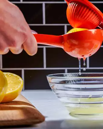 סחיטת מיץ לימון יכולה להאיר מרק או תבשיל | ריי לופז עבור הוושינגטון פוסט סחיטת מיץ לימון יכולה להאיר מרק או תבשיל | ריי לופז עבור הוושינגטון פוסט