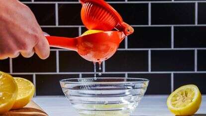 סחיטת מיץ לימון יכולה להאיר מרק או תבשיל | ריי לופז עבור הוושינגטון פוסט סחיטת מיץ לימון יכולה להאיר מרק או תבשיל | ריי לופז עבור הוושינגטון פוסט