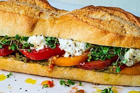 אפשר להשתמש בערך באותם מרכיבים בסלט קפרזה כדי להכין 3 או 4 כריכי קפרזה | סקוט סוצ'מן עבור הוושינגטון פוסט