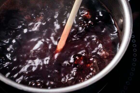 השתמשו במקלות אכילה כדי לעקוב אחר כמות הבישול של הנוזל | ג'סטין טסוקאלאס; עיצוב אוכל מאת מארי אוסטרוסקי/הוושינגטון פוסט