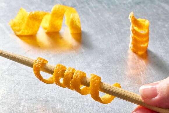 מקל אכילה יוצר תבנית שימושית לסיבוב יפה של קליפת תפוז | ג'סטין טסוקאלאס; עיצוב אוכל מאת מארי אוסטרוסקי/הוושינגטון פוסט