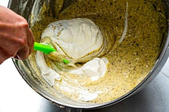 קצפת מקופלת לתוך הבלילה לעוגת התה של ארל גריי הזו | הוושינגטון פוסט מאת סקוט סוצ'מן