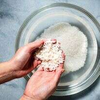 שטיפת אורז יכולה להסיר עודפי עמילנים ולמנוע ממנו להידבק | הוושינגטון פוסט מאת ריי לופז