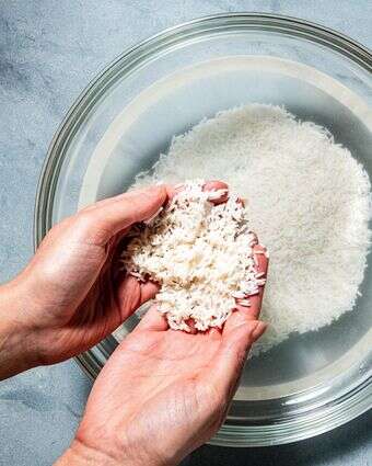 שטיפת אורז יכולה להסיר עודפי עמילנים ולמנוע ממנו להידבק | הוושינגטון פוסט מאת ריי לופז