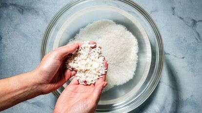 שטיפת אורז יכולה להסיר עודפי עמילנים ולמנוע ממנו להידבק | הוושינגטון פוסט מאת ריי לופז