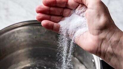 איך להמליח מים לפסטה בצורה נכונה | הוושינגטון פוסט מאת סקוט סוצ'מן איך להמליח מים לפסטה בצורה נכונה | הוושינגטון פוסט מאת סקוט סוצ'מן