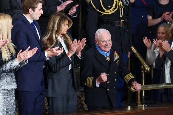 קפטן הצי בדימוס א. רויס ​​וויליאמס מקבל את מדליית הכבוד מהגברת הראשונה מלניה טראמפ | EPA/JIM LO SCALZO